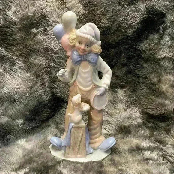 Porcelain figurine of a clown holding balloons, with a  dog sitting on a box - Picture 2 of 14